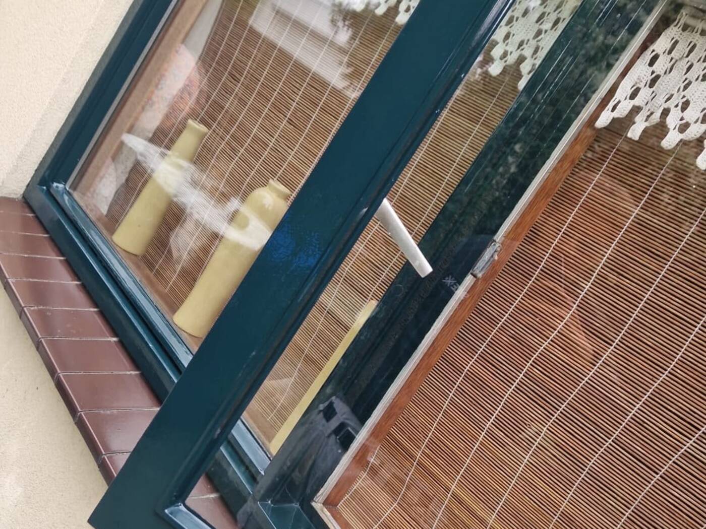 Buitenschilderwerk en houtrotherstel aan deur en kozijnen in Nijmegen door Aalbers Spuittechniek