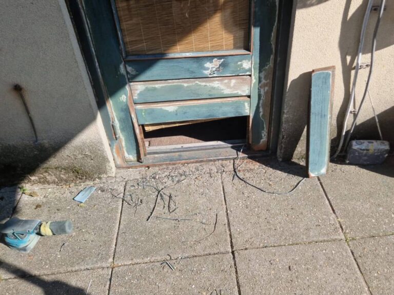 Buitenschilderwerk en houtrotherstel aan deur en kozijnen in Nijmegen door Aalbers Spuittechniek