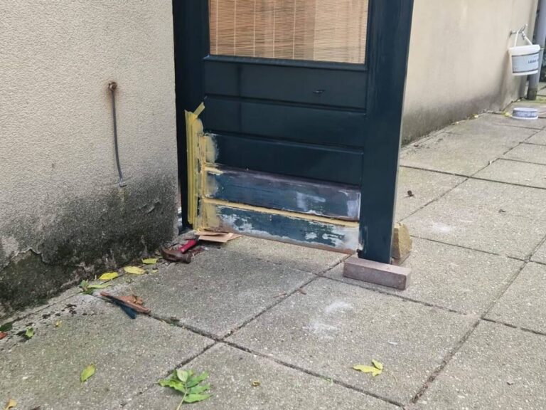 Buitenschilderwerk en houtrotherstel aan deur en kozijnen in Nijmegen door Aalbers Spuittechniek