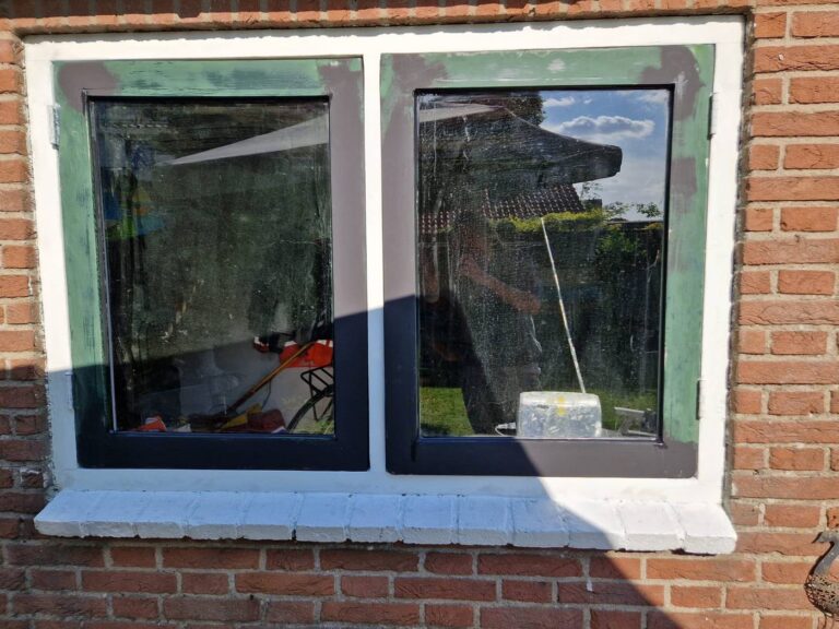 Schilderwerk in Nijmegen door Aalbers Spuittechniek: schuurdeuren en kozijn strak geschilderd