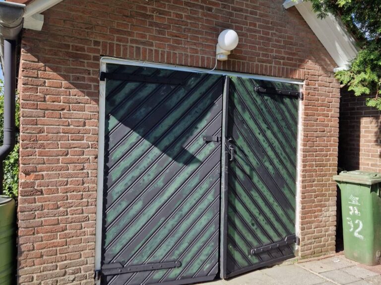 Schilderwerk in Nijmegen door Aalbers Spuittechniek: schuurdeuren en kozijn strak geschilderd